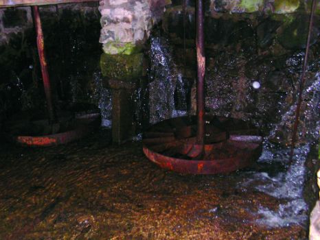 Detalle de uno de los molinos de agua que se encuentran a lo largo del camino